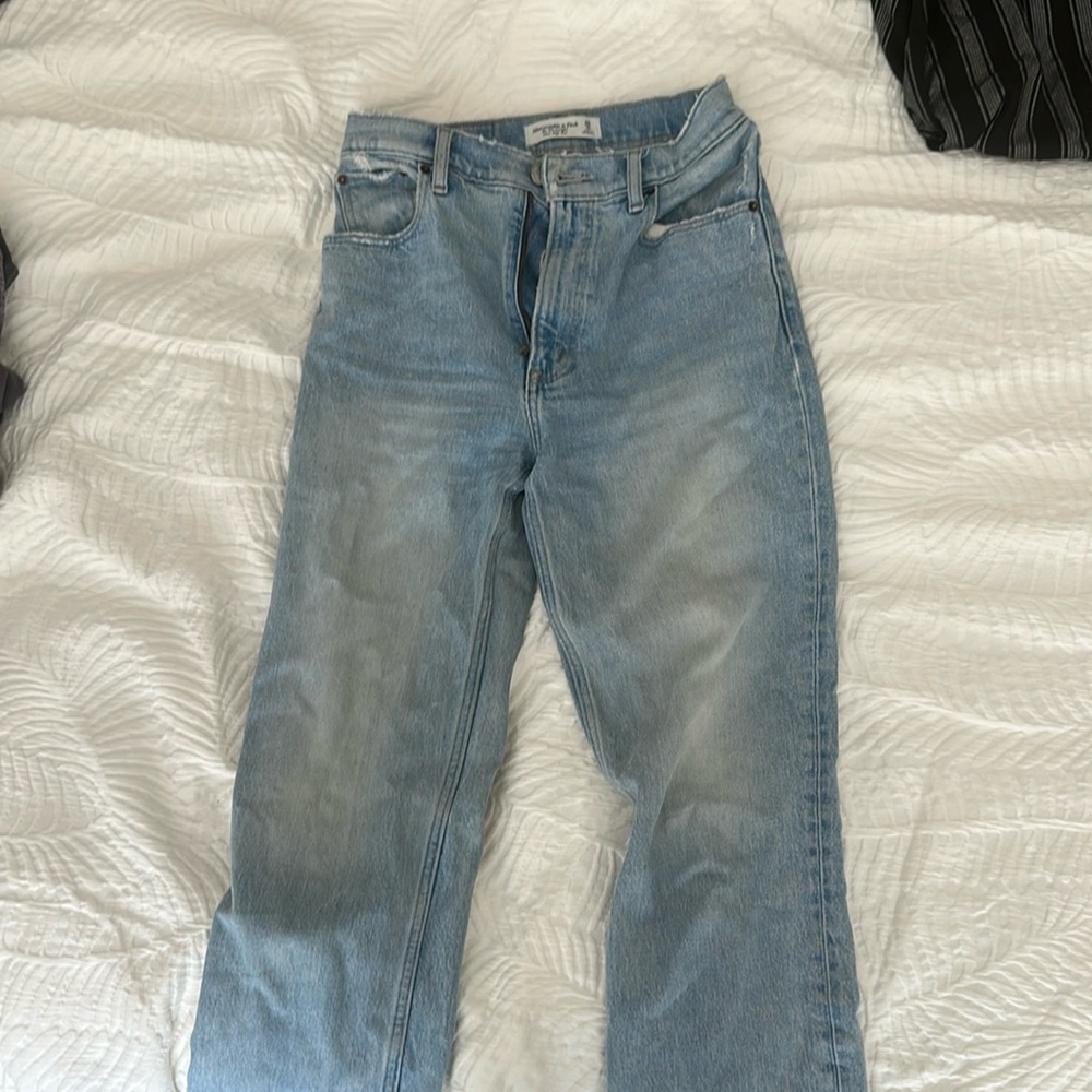 Abercrombie women’s High Rise 90s Straight Jean. Size 25/0 regular.